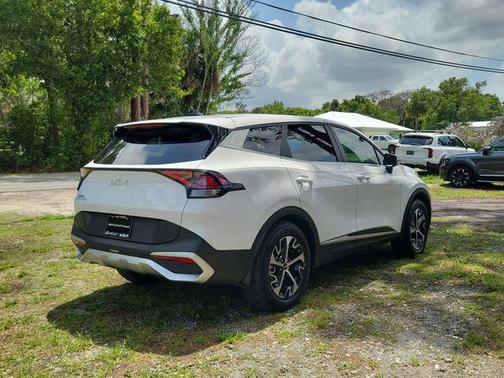 White Pearl 2025 Kia Sportage EX