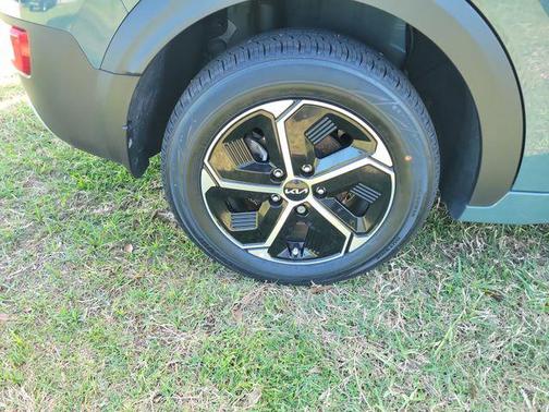 Cityscape Green 2025 Kia Niro EX