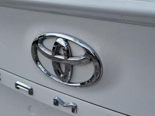 Ice 2023 Toyota Camry SE