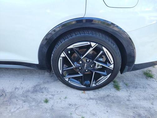 Snow White Pearl 2025 Kia K4 GT-Line