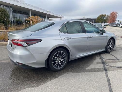 2022 Toyota Camry Hybrid XLE