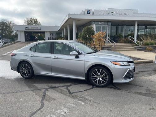 2022 Toyota Camry Hybrid XLE