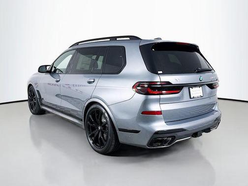Skyscraper Grey Metallic 2027 BMW X7 M60i