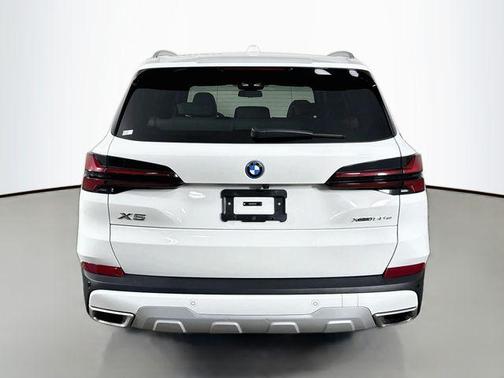 Alpine White 2024 BMW X5 PHEV xDrive50e