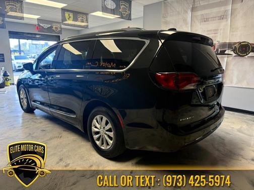Brilliant Black Crystal Pearlcoat 2019 Chrysler Pacifica Touring L