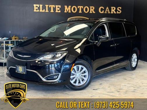 Brilliant Black Crystal Pearlcoat 2019 Chrysler Pacifica Touring L