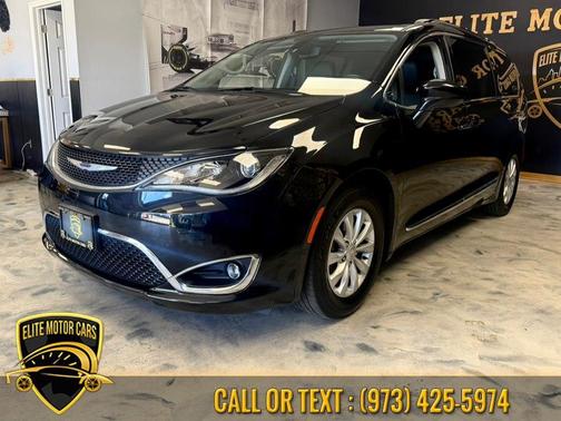 Brilliant Black Crystal Pearlcoat 2019 Chrysler Pacifica Touring L