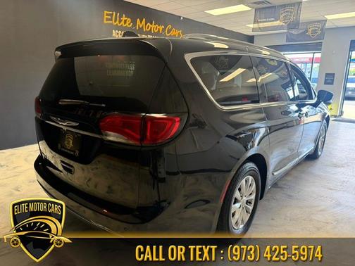 Brilliant Black Crystal Pearlcoat 2019 Chrysler Pacifica Touring L