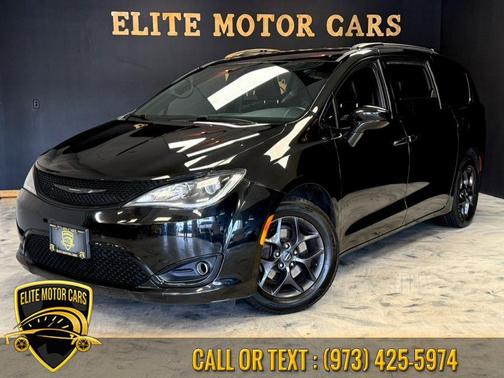Brilliant Black Crystal Pearlcoat 2020 Chrysler Pacifica Touring-L Plus