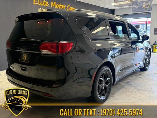 Brilliant Black Crystal Pearlcoat 2020 Chrysler Pacifica Touring-L Plus