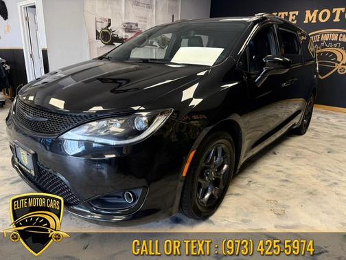 Brilliant Black Crystal Pearlcoat 2020 Chrysler Pacifica Touring-L Plus