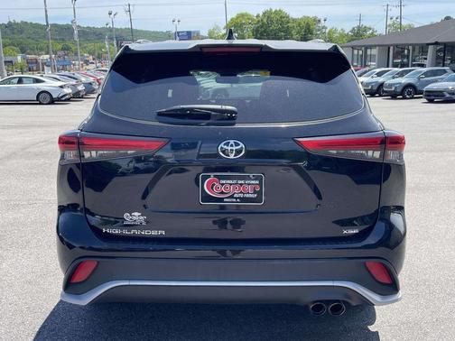 Midnight Black Metallic 2022 Toyota Highlander XSE