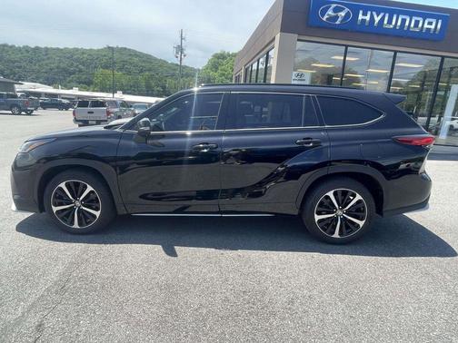Midnight Black Metallic 2022 Toyota Highlander XSE