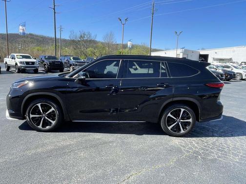 Midnight Black Metallic 2022 Toyota Highlander XSE