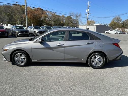 2024 Hyundai ELANTRA SE