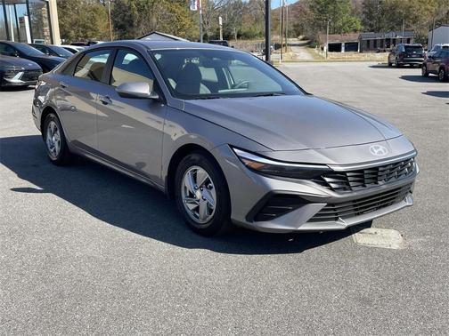 2024 Hyundai ELANTRA SE