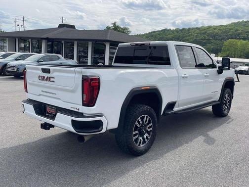 Summit White 2022 GMC Sierra 2500 AT4