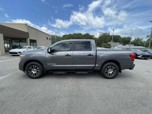 2022 Nissan Titan SV