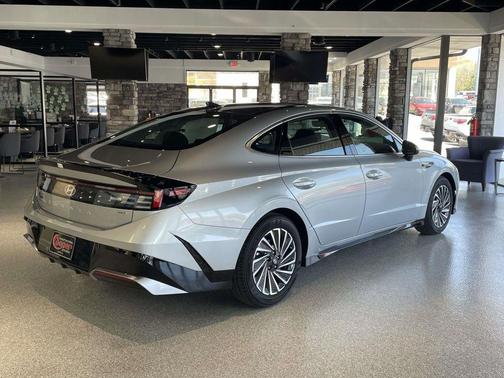 Aero Silver 2026 Hyundai SONATA Hybrid SE