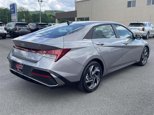 2025 Hyundai ELANTRA SEL