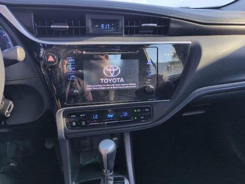 Super White 2017 Toyota Corolla SE