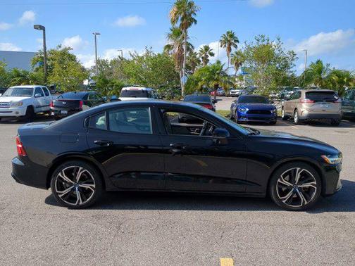 2024 Volvo S60 B5 Plus Dark Theme