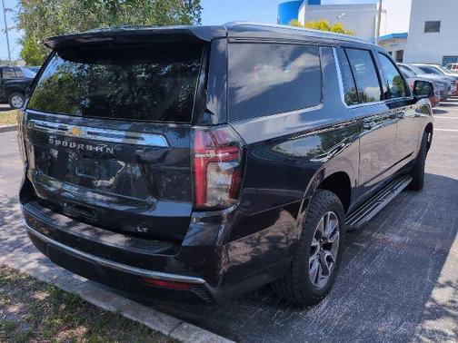 Iridescent Pearl Tricoat 2023 Chevrolet Suburban LT