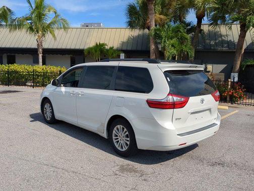 2017 Toyota Sienna XLE