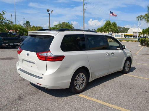 2017 Toyota Sienna XLE