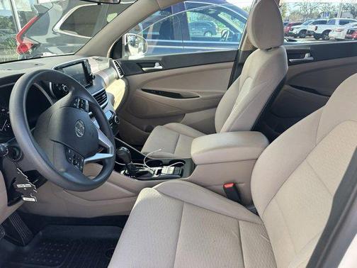 2021 Hyundai TUCSON SE