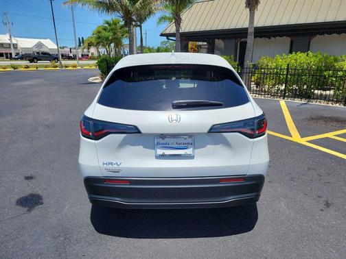 Platinum White Pearl 2027 Honda HR-V LX