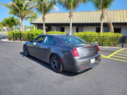 Gloss Black 2020 Chrysler 300 Touring