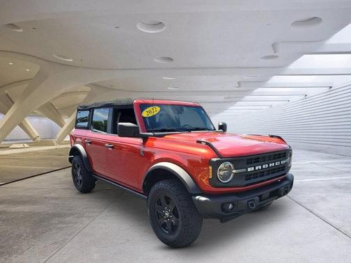 Hot Pepper Red Metallic Tinted Clearcoat 2022 Ford Bronco Black Diamond