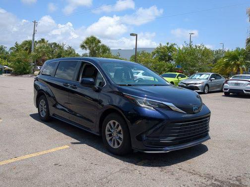 2023 Toyota Sienna LE