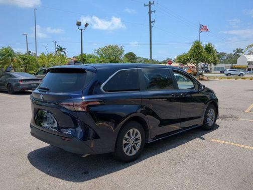 2023 Toyota Sienna LE
