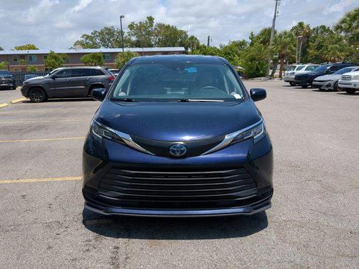 2023 Toyota Sienna LE