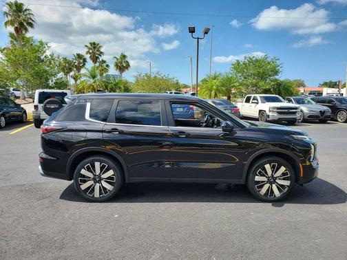 Labrador Black Pearl 2025 Mitsubishi Outlander SE S-AWC