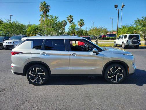 Alloy Silver Metallic 2024 Mitsubishi Outlander SE Black Edition S-AWC