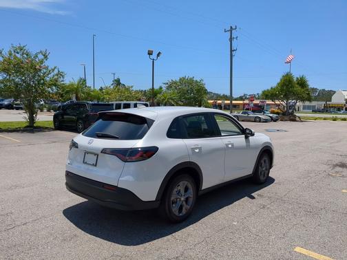 Platinum White Pearl 2027 Honda HR-V LX