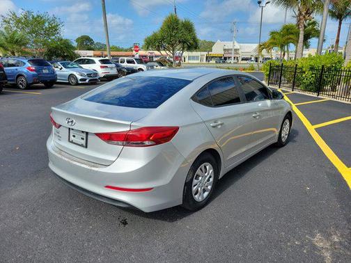 2018 Hyundai ELANTRA SE