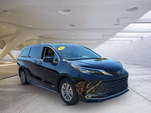 Midnight Black Metallic 2021 Toyota Sienna XLE 7 Passenger