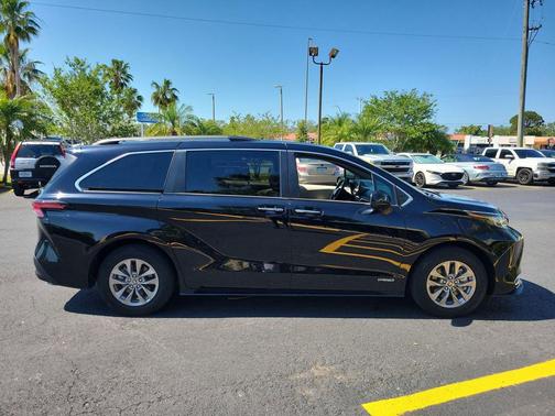 Midnight Black Metallic 2021 Toyota Sienna XLE 7 Passenger