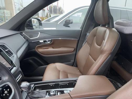 2020 Volvo XC90 T6 Momentum