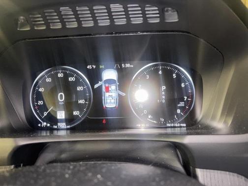 2020 Volvo XC90 T6 Momentum