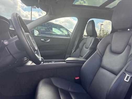 2022 Volvo XC60 B5 Momentum