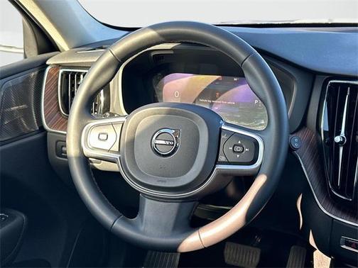 2022 Volvo XC60 B5 Momentum