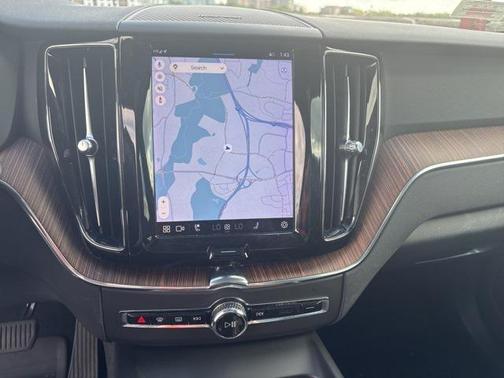 2022 Volvo XC60 B5 Momentum