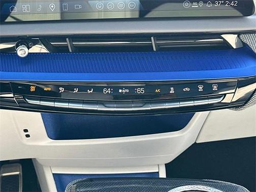 2025 Cadillac OPTIQ Luxury 2 AWD