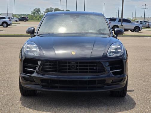 Jet Black Metallic 2021 Porsche Macan S