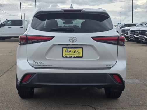 Pearl 2022 Toyota Highlander XLE